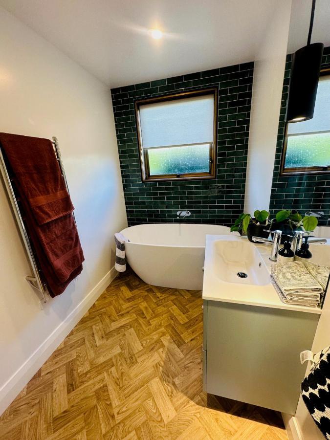 2 Bed Beckenham Beauty - Pet Friendly Villa Christchurch Exteriör bild